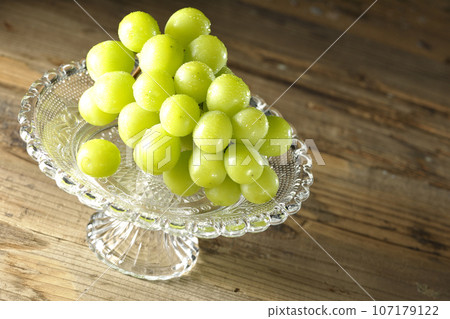 Shine Muscat served on a cake stand 107179122