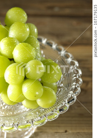 閃耀馬斯喀特放在蛋糕架上 107179135