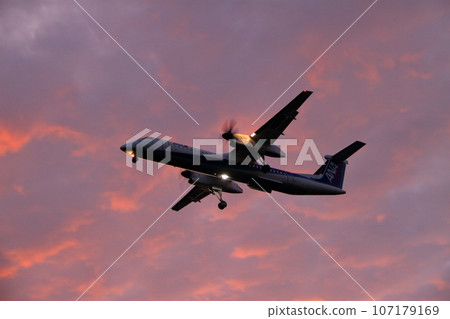 Summer New Chitose Airport_DHC8-Q400 landing aircraft 107179169