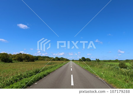 The northernmost part of Hokkaido, a straight road through a meadow overlooking Okhotsk, its name is Sarufutsu Village Road Esanuka Line, a touring tour that shines in the summer sky. The northernmost part of Hokkaido, a straight road through a meadow overlooking Okhotsk, its name is Sarufutsu Village Road Esanuka Line, a touring tour that shines in the summer sky. 107179288