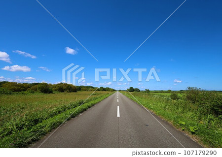 北海道最北端，一條筆直的道路穿過一片草地，俯瞰鄂霍次克，它的名字叫猿府村道江佐努卡線，一條在夏日天空中閃閃發光的遊覽線路。 107179290