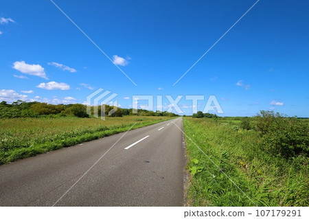北海道最北端，一條筆直的道路穿過一片草地，俯瞰鄂霍次克，它的名字叫猿府村道江佐努卡線，一條在夏日天空中閃閃發光的遊覽線路。 107179291