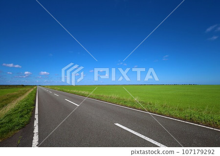 北海道最北端，一條筆直的道路穿過一片草地，俯瞰鄂霍次克，它的名字叫猿府村道江佐努卡線，一條在夏日天空中閃閃發光的遊覽線路。 107179292