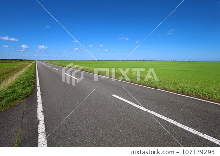 北海道最北端,一條筆直的道路穿過一片草地,俯瞰鄂霍次克,它的名字叫猿府村道江佐努卡線,一條在夏日天空中閃閃發光的遊覽線路。 北海道最北端,一條筆直的道路穿過一片草地,俯瞰鄂霍次克,它的名字叫猿府村道江佐努卡線,一條在夏日天空中閃閃發光的遊覽線路。 107179293