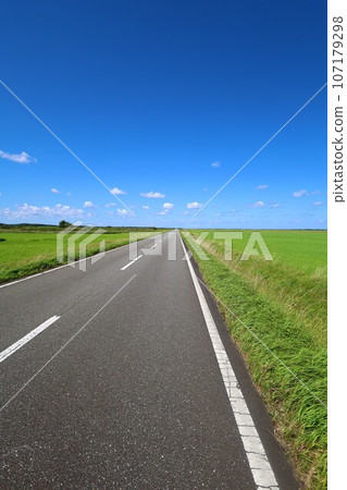 The northernmost part of Hokkaido, a straight road through a meadow overlooking Okhotsk, its name is Sarufutsu Village Road Esanuka Line, a touring tour that shines in the summer sky. The northernmost part of Hokkaido, a straight road through a meadow overlooking Okhotsk, its name is Sarufutsu Village Road Esanuka Line, a touring tour that shines in the summer sky. 107179298