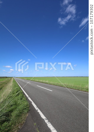 The northernmost part of Hokkaido, a straight road through a meadow overlooking Okhotsk, its name is Sarufutsu Village Road Esanuka Line, a touring tour that shines in the summer sky. The northernmost part of Hokkaido, a straight road through a meadow overlooking Okhotsk, its name is Sarufutsu Village Road Esanuka Line, a touring tour that shines in the summer sky. 107179302