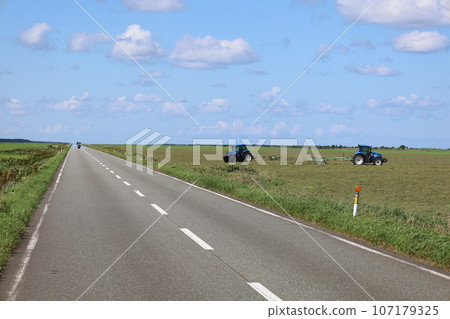 北海道最北端,一條筆直的道路穿過一片草地,俯瞰鄂霍次克,它的名字叫猿府村道江佐努卡線,一條在夏日天空中閃閃發光的遊覽線路。 北海道最北端,一條筆直的道路穿過一片草地,俯瞰鄂霍次克,它的名字叫猿府村道江佐努卡線,一條在夏日天空中閃閃發光的遊覽線路。 107179325