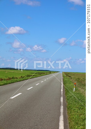 The northernmost part of Hokkaido, a straight road through a meadow overlooking Okhotsk, its name is Sarufutsu Village Road Esanuka Line, a touring tour that shines in the summer sky. 107179331