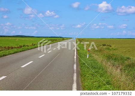 The northernmost part of Hokkaido, a straight road through a meadow overlooking Okhotsk, its name is Sarufutsu Village Road Esanuka Line, a touring tour that shines in the summer sky. The northernmost part of Hokkaido, a straight road through a meadow overlooking Okhotsk, its name is Sarufutsu Village Road Esanuka Line, a touring tour that shines in the summer sky. 107179332