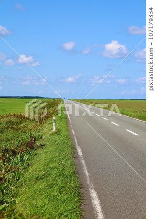 北海道最北端,一條筆直的道路穿過一片草地,俯瞰鄂霍次克,它的名字叫猿府村道江佐努卡線,一條在夏日天空中閃閃發光的遊覽線路。 北海道最北端,一條筆直的道路穿過一片草地,俯瞰鄂霍次克,它的名字叫猿府村道江佐努卡線,一條在夏日天空中閃閃發光的遊覽線路。 107179334