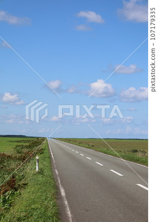 北海道最北端,一條筆直的道路穿過一片草地,俯瞰鄂霍次克,它的名字叫猿府村道江佐努卡線,一條在夏日天空中閃閃發光的遊覽線路。 北海道最北端,一條筆直的道路穿過一片草地,俯瞰鄂霍次克,它的名字叫猿府村道江佐努卡線,一條在夏日天空中閃閃發光的遊覽線路。 107179335