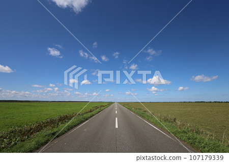 The northernmost part of Hokkaido, a straight road through a meadow overlooking Okhotsk, its name is Sarufutsu Village Road Esanuka Line, a touring tour that shines in the summer sky. The northernmost part of Hokkaido, a straight road through a meadow overlooking Okhotsk, its name is Sarufutsu Village Road Esanuka Line, a touring tour that shines in the summer sky. 107179339