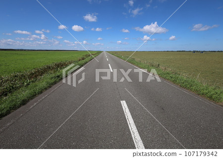 北海道最北端,一條筆直的道路穿過一片草地,俯瞰鄂霍次克,它的名字叫猿府村道江佐努卡線,一條在夏日天空中閃閃發光的遊覽線路。 北海道最北端,一條筆直的道路穿過一片草地,俯瞰鄂霍次克,它的名字叫猿府村道江佐努卡線,一條在夏日天空中閃閃發光的遊覽線路。 107179342