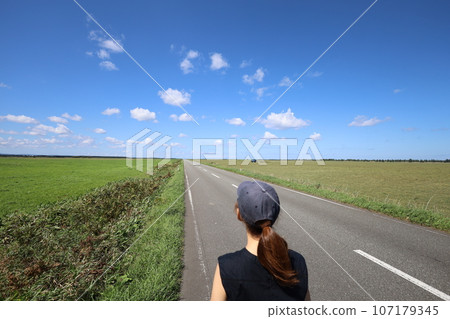The northernmost part of Hokkaido, a straight road through a meadow overlooking Okhotsk, its name is Sarufutsu Village Road Esanuka Line, a touring tour that shines in the summer sky. The northernmost part of Hokkaido, a straight road through a meadow overlooking Okhotsk, its name is Sarufutsu Village Road Esanuka Line, a touring tour that shines in the summer sky. 107179345