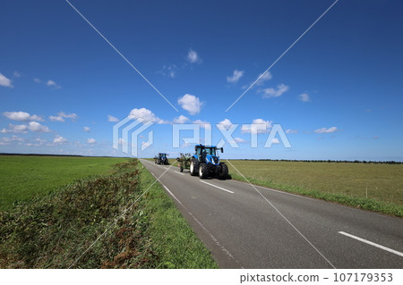 The northernmost part of Hokkaido, a straight road through a meadow overlooking Okhotsk, its name is Sarufutsu Village Road Esanuka Line, a touring tour that shines in the summer sky. 107179353