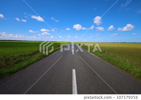 北海道最北端，一條筆直的道路穿過一片草地，俯瞰鄂霍次克，它的名字叫猿府村道江佐努卡線，一條在夏日天空中閃閃發光的遊覽線路。 107179358