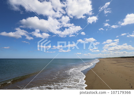 北海道最北端，一條筆直的道路穿過一片草地，俯瞰鄂霍次克，它的名字叫猿府村道江佐努卡線，一條在夏日天空中閃閃發光的遊覽線路。 107179366