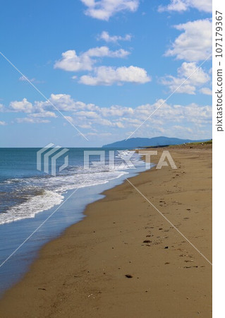 北海道最北端,一條筆直的道路穿過一片草地,俯瞰鄂霍次克,它的名字叫猿府村道江佐努卡線,一條在夏日天空中閃閃發光的遊覽線路。 北海道最北端,一條筆直的道路穿過一片草地,俯瞰鄂霍次克,它的名字叫猿府村道江佐努卡線,一條在夏日天空中閃閃發光的遊覽線路。 107179367