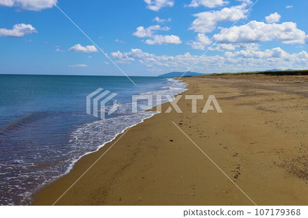 北海道最北端，一條筆直的道路穿過一片草地，俯瞰鄂霍次克，它的名字叫猿府村道江佐努卡線，一條在夏日天空中閃閃發光的遊覽線路。 107179368