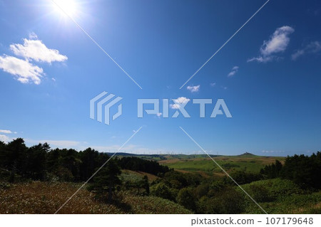 您如何看待北海道、日本最北端、北緯45度的宗谷岬?北海道夏空,遠處庫頁島的美景 您如何看待北海道、日本最北端、北緯45度的宗谷岬?北海道夏空,遠處庫頁島的美景 107179648