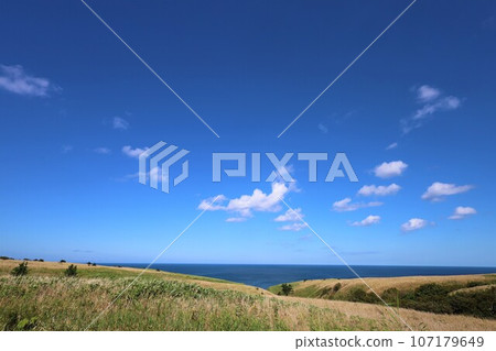 您如何看待北海道、日本最北端、北緯45度的宗谷岬?北海道夏空,遠處庫頁島的美景 您如何看待北海道、日本最北端、北緯45度的宗谷岬?北海道夏空,遠處庫頁島的美景 107179649