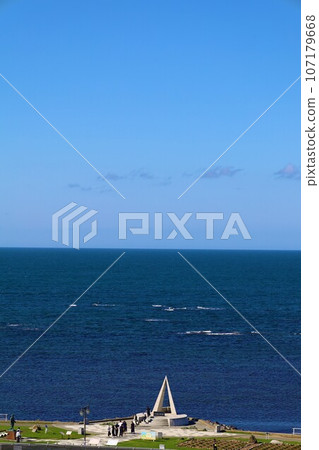 您如何看待北海道、日本最北端、北緯45度的宗谷岬？北海道夏空，遠處庫頁島的美景 107179668