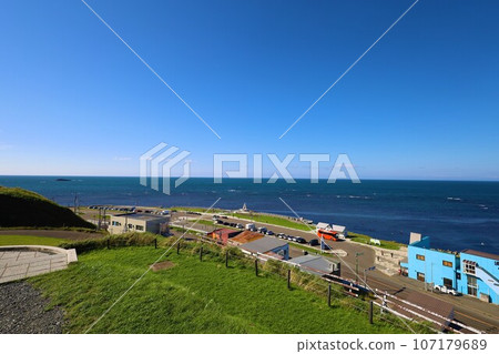 您如何看待北海道、日本最北端、北緯45度的宗谷岬？北海道夏空，遠處庫頁島的美景 107179689