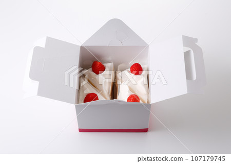 A delicious shortcake with fresh strawberries 107179745