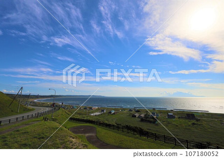 從日本最大的高層濕地北海道利尻禮文佐呂別國立公園的佐呂別荒野俯瞰利尻島近海的日落 從日本最大的高層濕地北海道利尻禮文佐呂別國立公園的佐呂別荒野俯瞰利尻島近海的日落 107180052