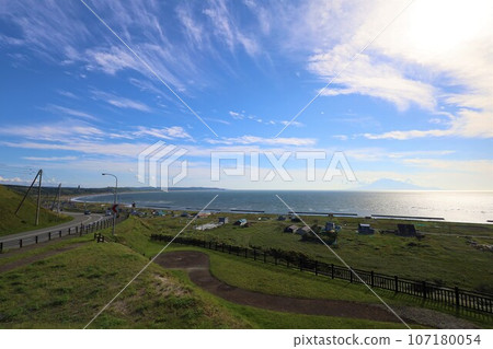 從日本最大的高層濕地北海道利尻禮文佐呂別國立公園的佐呂別荒野俯瞰利尻島近海的日落 107180054