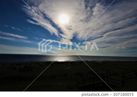 從日本最大的高層濕地北海道利尻禮文佐呂別國立公園的佐呂別荒野俯瞰利尻島近海的日落 107180055