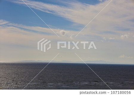 從日本最大的高層濕地北海道利尻禮文佐呂別國立公園的佐呂別荒野俯瞰利尻島近海的日落 從日本最大的高層濕地北海道利尻禮文佐呂別國立公園的佐呂別荒野俯瞰利尻島近海的日落 107180056