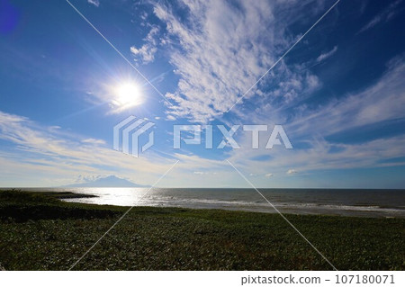 從日本最大的高層濕地北海道利尻禮文佐呂別國立公園的佐呂別荒野俯瞰利尻島近海的日落 從日本最大的高層濕地北海道利尻禮文佐呂別國立公園的佐呂別荒野俯瞰利尻島近海的日落 107180071