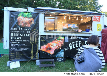 A popular kitchen car, a kitchen car in a tourist spot, lunch at an event venue 107180504