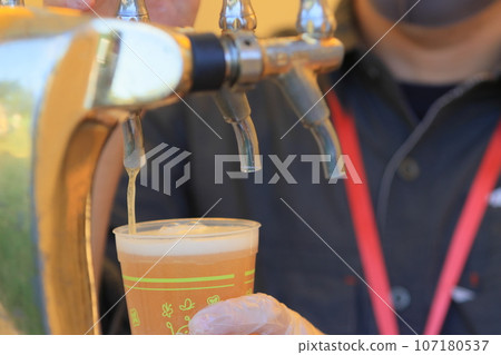 從水龍頭倒的啤酒、精釀啤酒、生啤酒 從水龍頭倒的啤酒、精釀啤酒、生啤酒 107180537