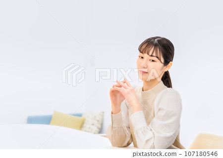 在食堂休息的女人 107180546