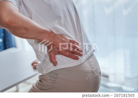 高級女性在對抗背痛時站起來 107181505