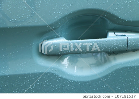 Drops on the car doorknob 107181537