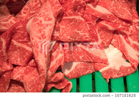 市場新鮮的魚、肉、水果和蔬菜 107181628