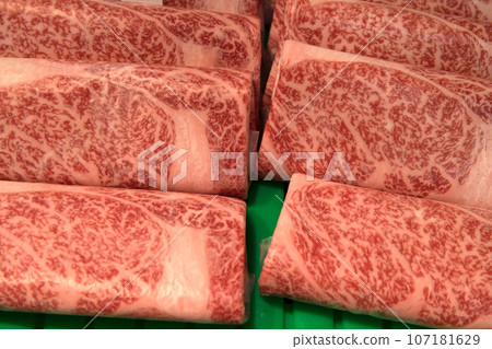 市場新鮮的魚、肉、水果和蔬菜 市場新鮮的魚、肉、水果和蔬菜 107181629