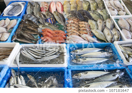市場新鮮的魚、肉、水果和蔬菜 市場新鮮的魚、肉、水果和蔬菜 107181647