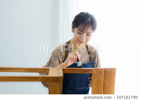 A woman who does DIY 107181790