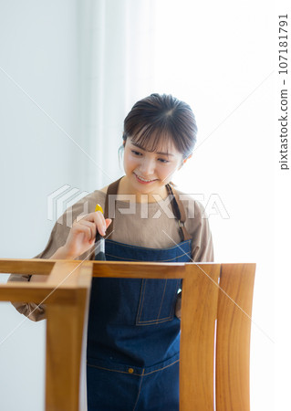 A woman who does DIY 107181791