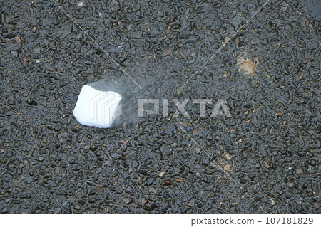 vaporizing dry ice 107181829