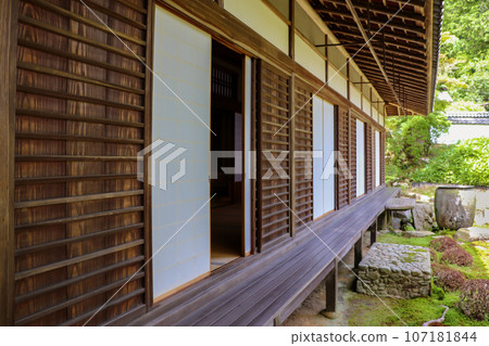 一棟老木建築的陽台 一棟老木建築的陽台 107181844