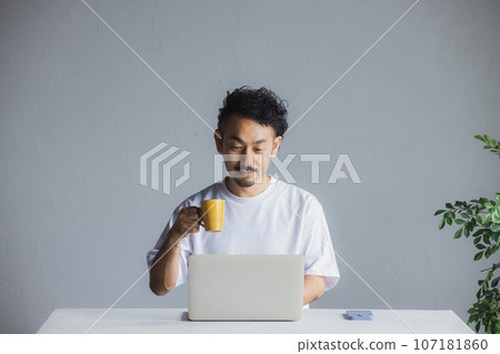 在自然風格辦公室工作的男人 107181860