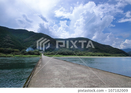 Takase Submerged Bridge, the third longest on the Shimanto River (Shimanto City, Kochi Prefecture) Takase Submerged Bridge, the third longest on the Shimanto River (Shimanto City, Kochi Prefecture) 107182009