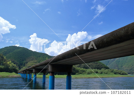 Sada submerged bridge and summer clouds (Shimanto City, Kochi Prefecture) Sada submerged bridge and summer clouds (Shimanto City, Kochi Prefecture) 107182011
