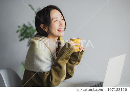 女人喝咖啡，看著電腦 107182126