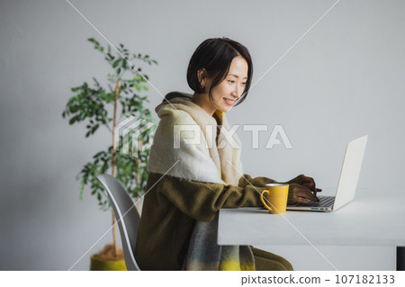 女人喝咖啡，看著電腦 107182133